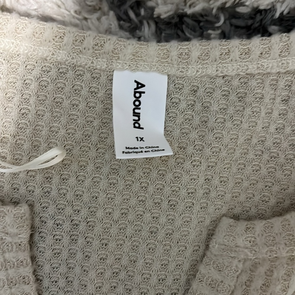 NWT: Sweater - Picture 3 of 4